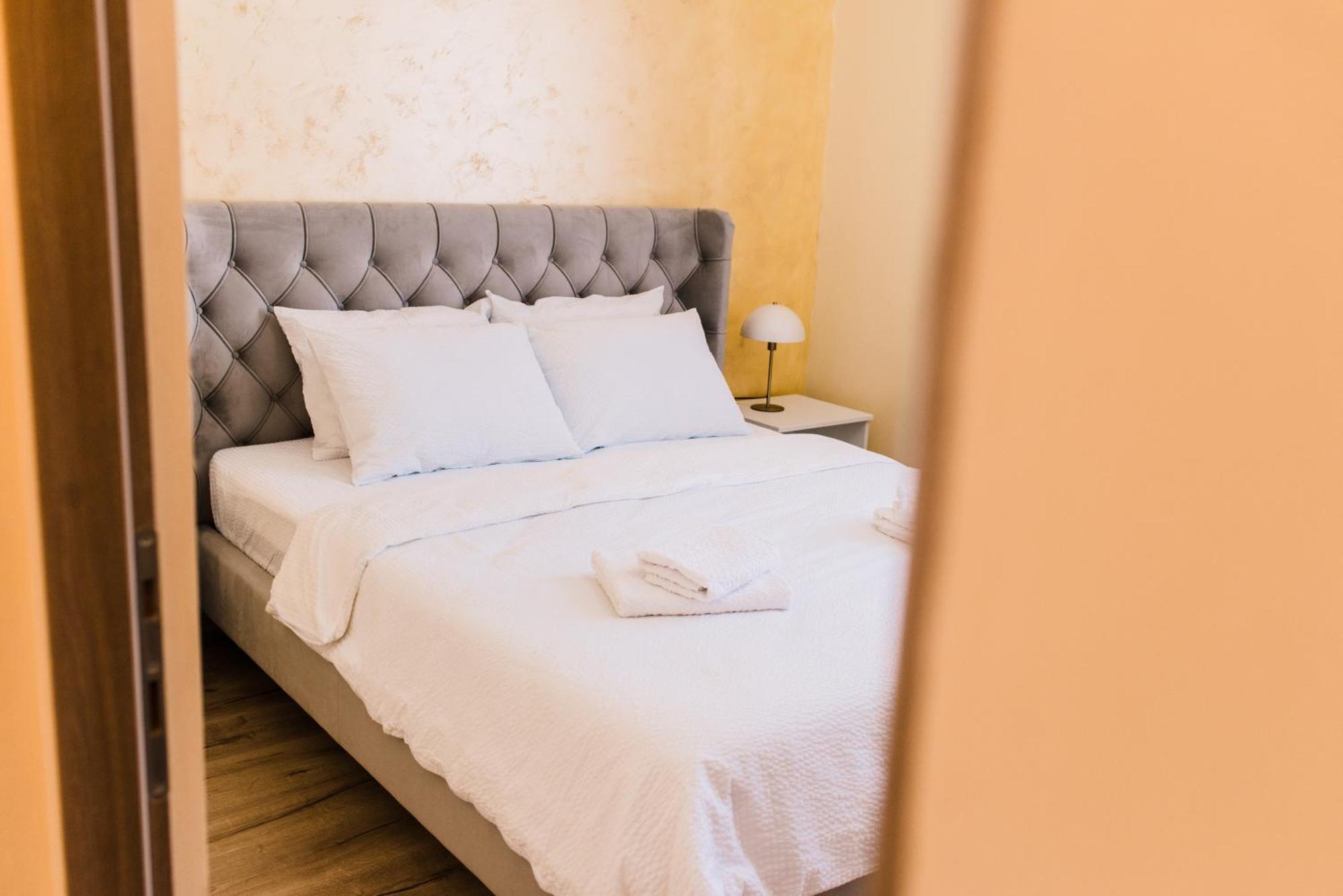 Central White Apartment Satu Mare Dış mekan fotoğraf